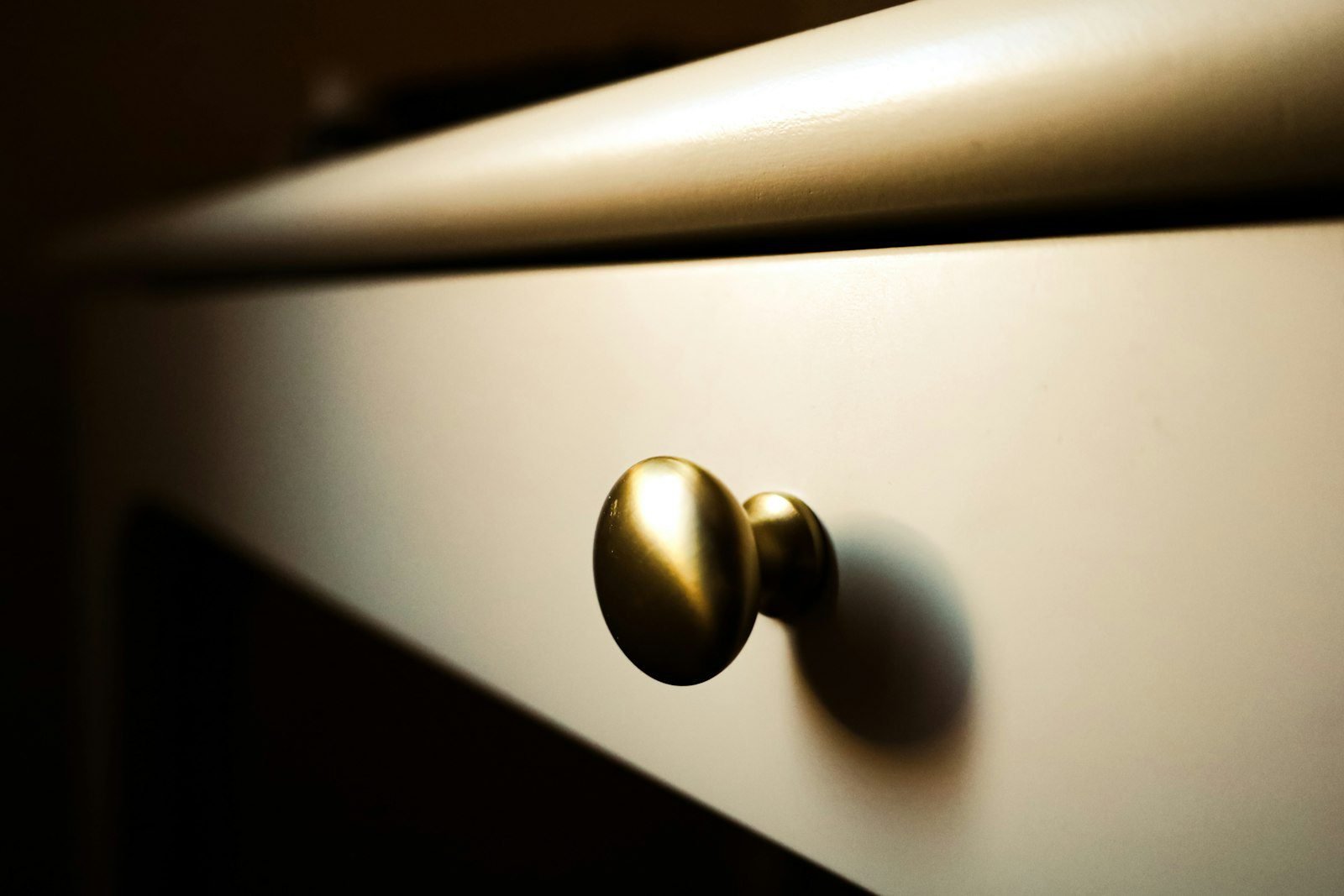 Cream matte lacquered drawer front with brass knob - seamless lacquer finish for villa cabinetry