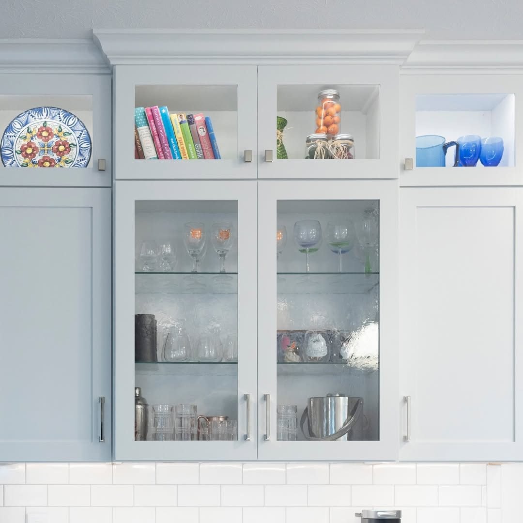 Reeded glass upper cabinets above a quartz worktop