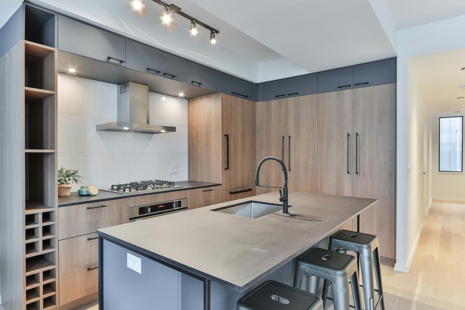 Handleless kitchen with dark and timber fronts