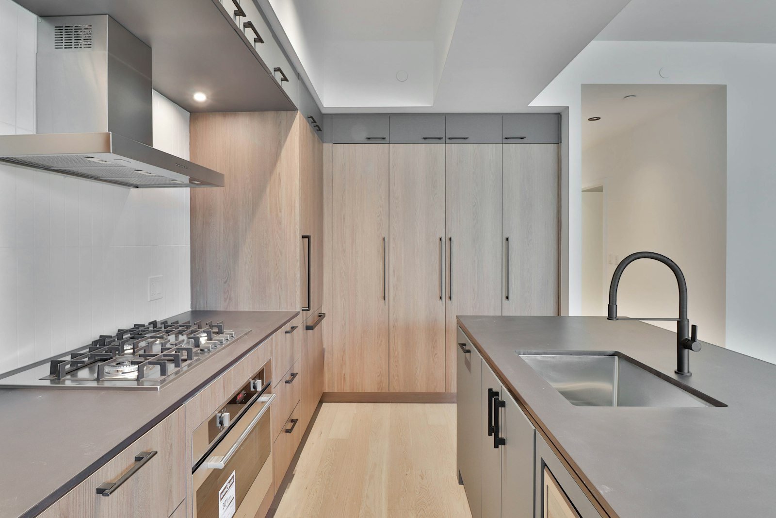 Frameless kitchen with integrated cooktop zone