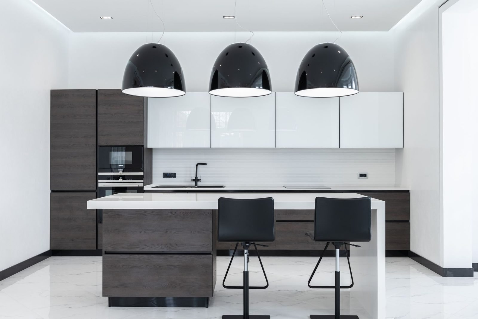 Handleless kitchen in smoked oak and white gloss with marble-topped island