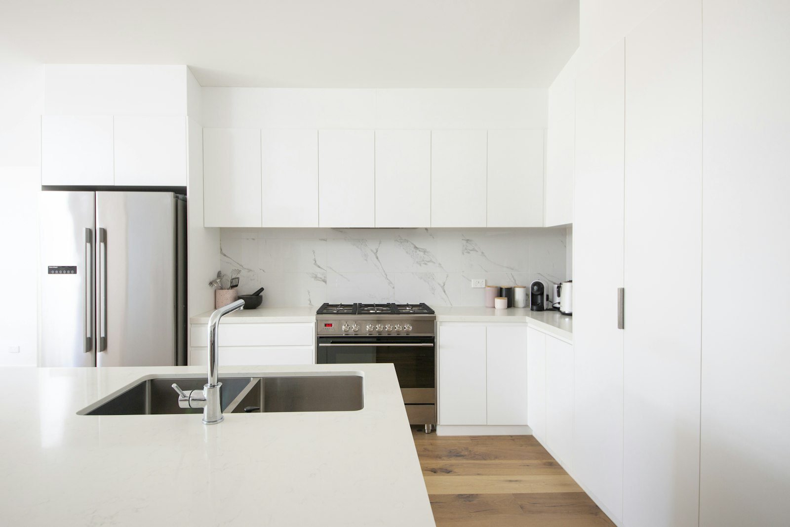 Handleless Kitchen Cabinets