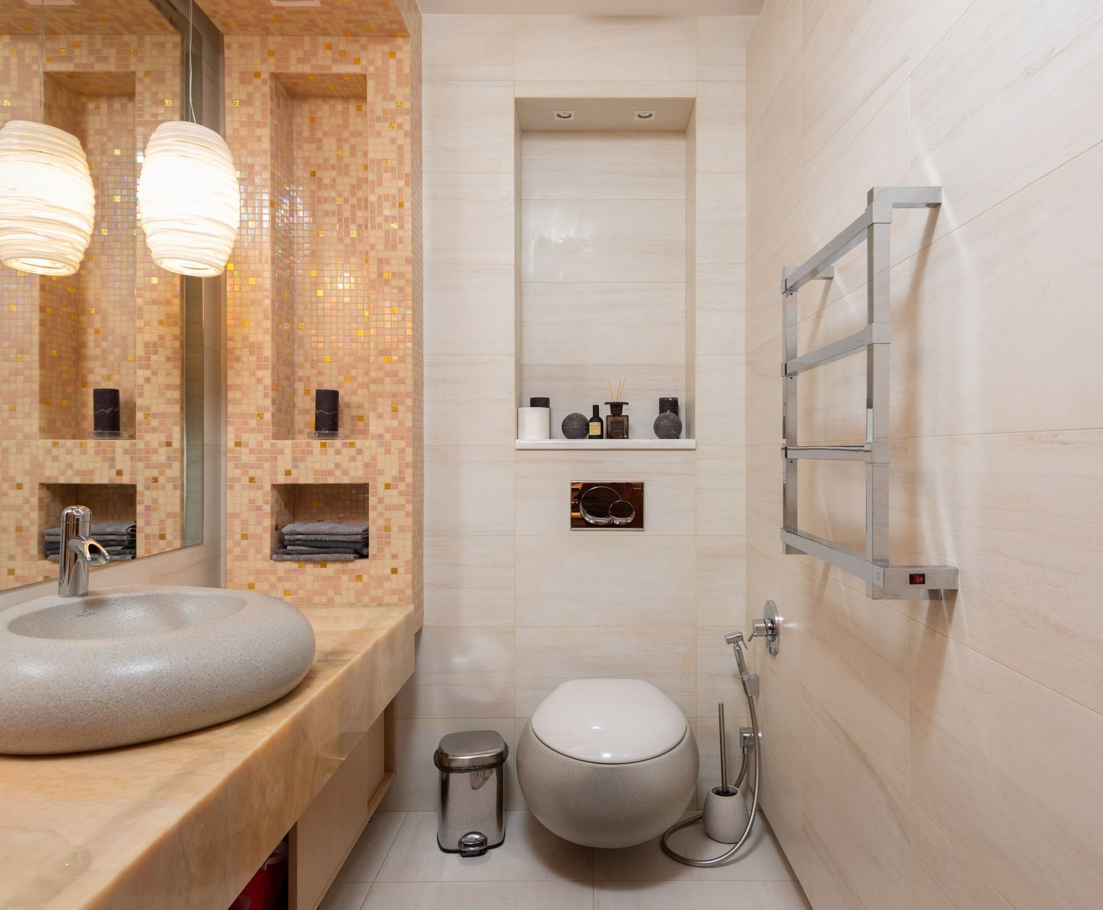 Toilet and round basin in a travertine-look powder room