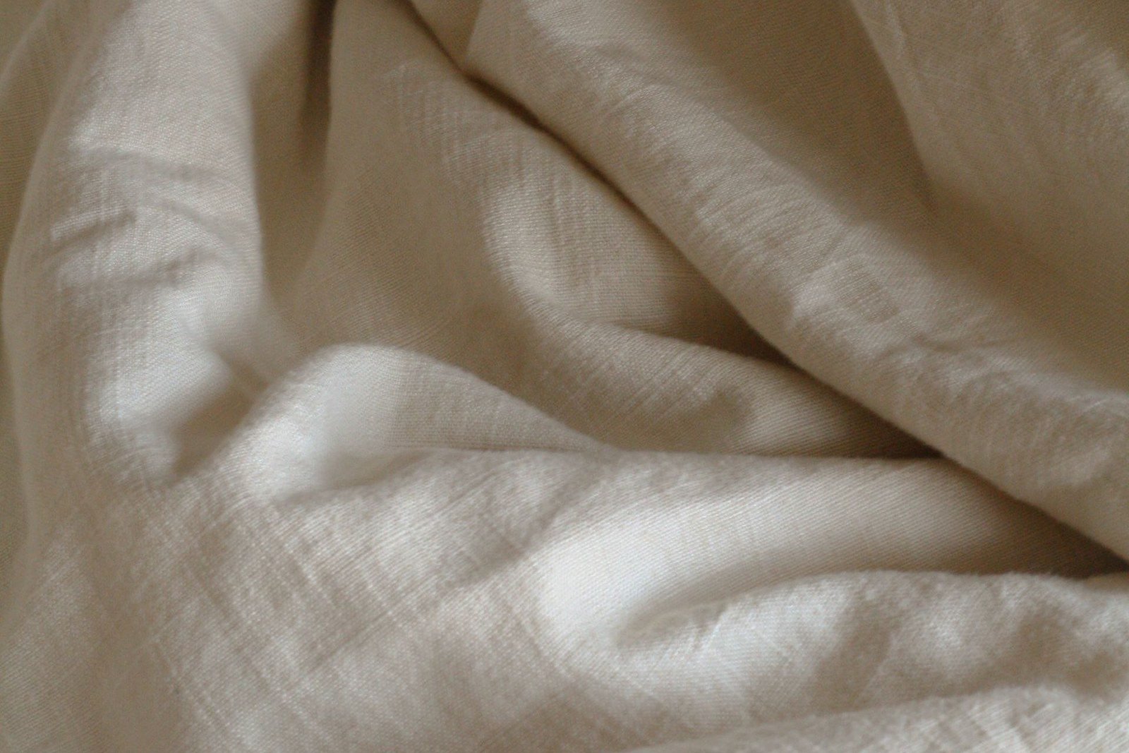 Stonewashed linen duvet close-up