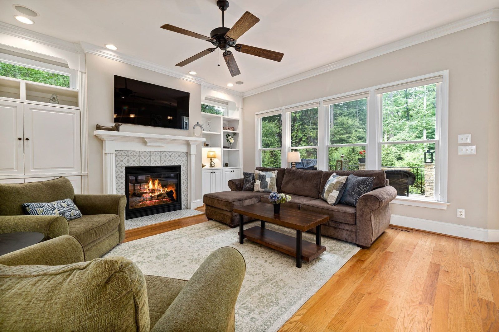 Low-pile wool rug in front of a fireplace