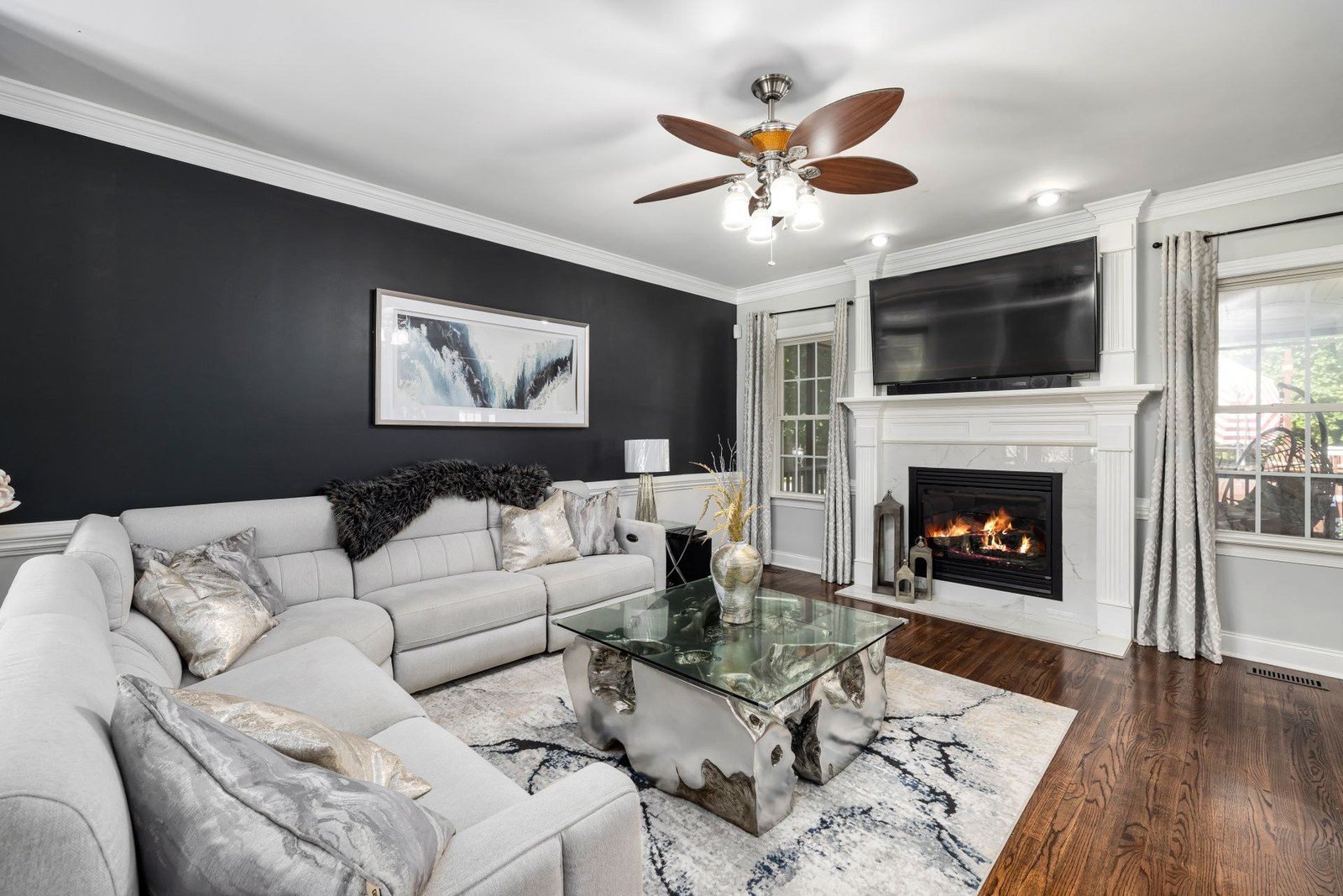 Marble-effect rug under a marble coffee table